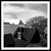 Vágar / Bøur / Faroese House with view of Drangarnir